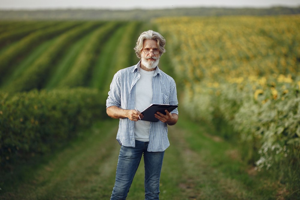 Profissional do campo utilizando tablet em área agrícola